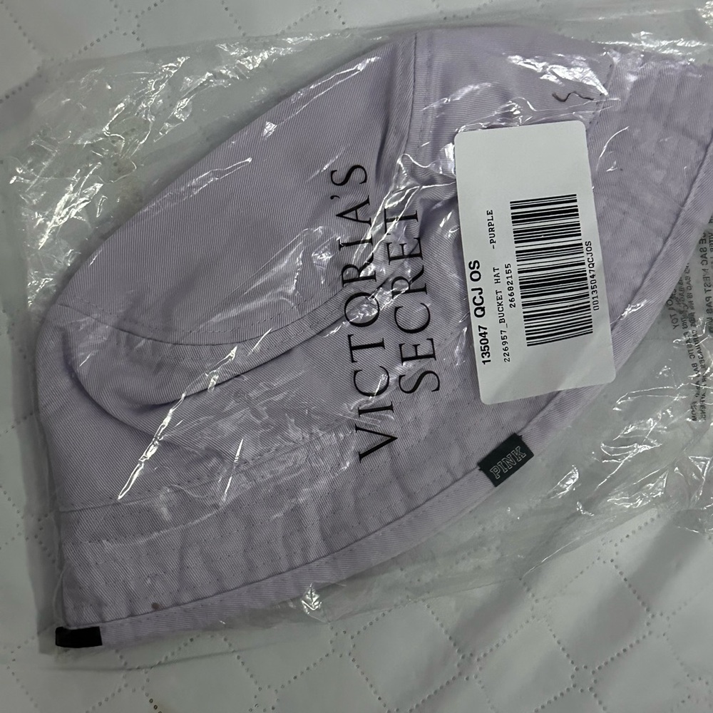 Pink vs bucket hat - Picture 2 of 2